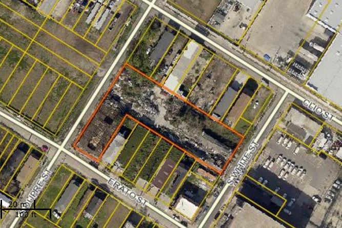 Five residential properties back up onto the lot for the proposed batching plant, outlined in red. 